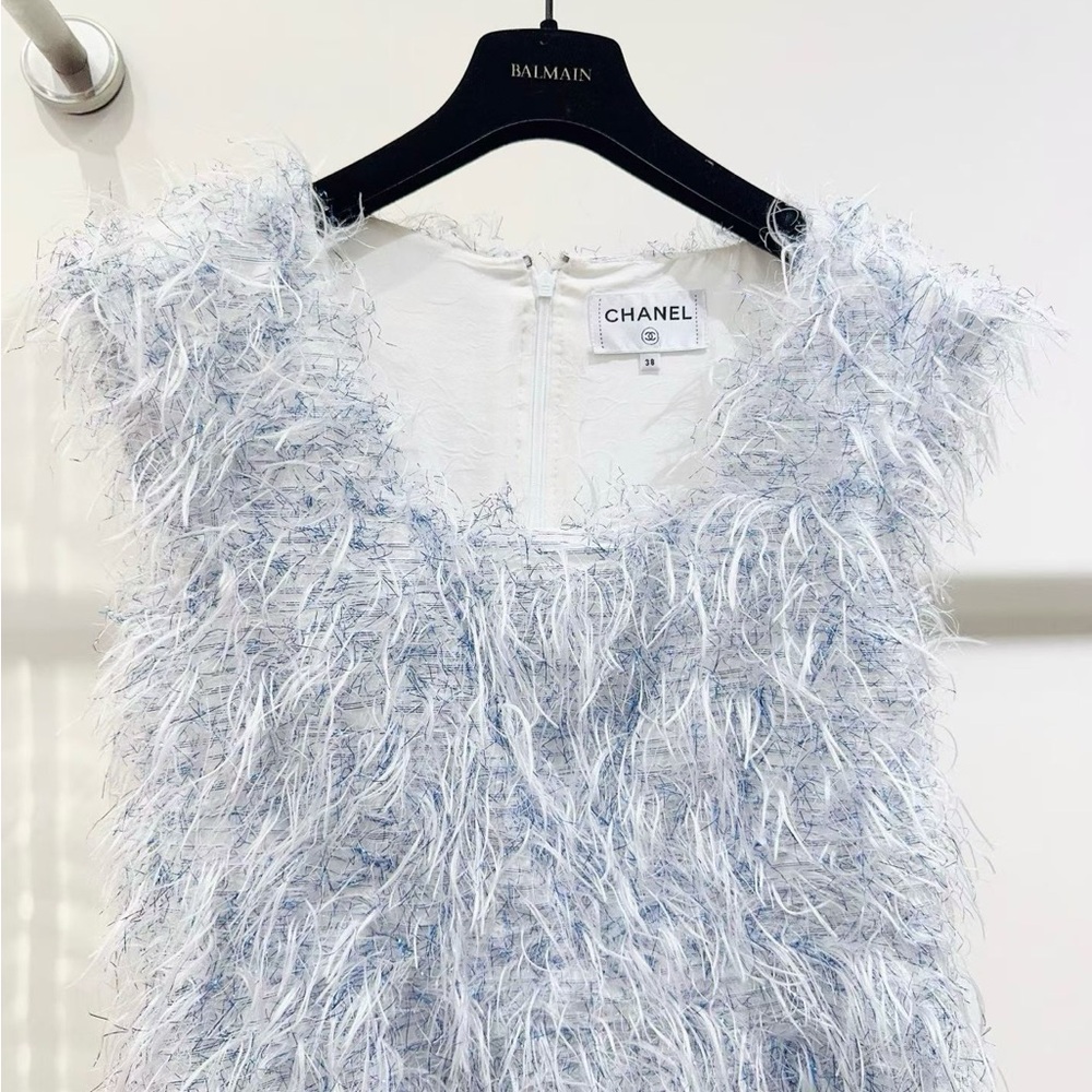 Authentic CHANEL White Textured Fabric - Picture 4 of 7